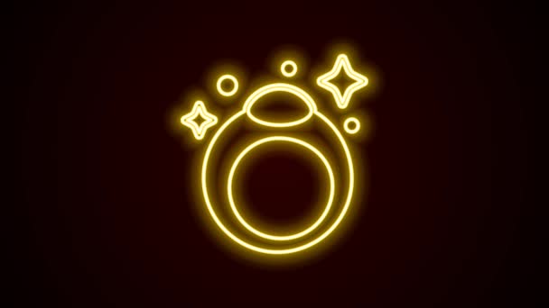 Светящаяся неоновая линия Фантазия волшебное каменное кольцо с драгоценным значком изолированы на черном фоне. Видеографическая анимация 4K — стоковое видео