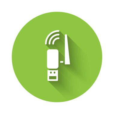 Beyaz Usb kablosuz adaptör simgesi uzun gölge arkaplanı ile izole edildi. Yeşil daire düğmesi. Vektör