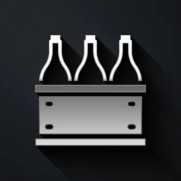 Zilveren flessen wijn in een houten doos pictogram geïsoleerd op zwarte achtergrond. Wijnflessen in een houten krat icoon. Lange schaduw stijl. Vector — Stockvector