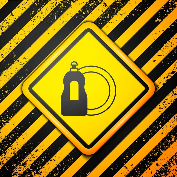 Schwarze Spülmittel-Flasche und Teller-Symbol isoliert auf gelbem Hintergrund. Flüssigwaschmittel zum Geschirrspülen. Warnzeichen. Vektor — Stockvektor