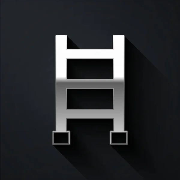 Silver Fire escape icoon geïsoleerd op zwarte achtergrond. Pompier ladder. Brandweerman op een ladder met een paal. Lange schaduw stijl. Vector — Stockvector