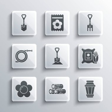 Tahta kütükler, bahçe lambası, çuvalda mısır, kürek zemin, çiçek, hortum hortumu ve tırmık ikonu. Vektör