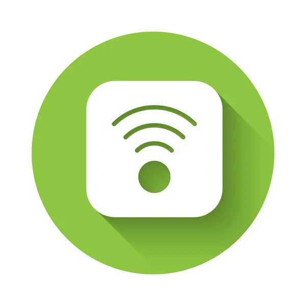 Biała ikona sieci bezprzewodowej Wi-Fi odizolowana z długim cieniem tła. Zielony przycisk koła. Wektor — Wektor stockowy