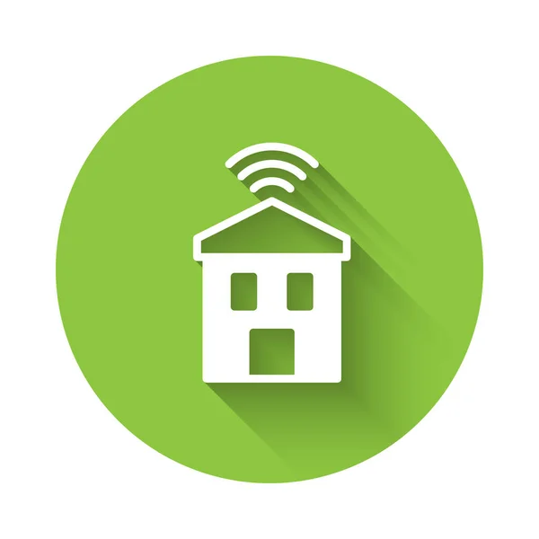 Білий Розумний дім з wi-fi іконою, ізольованим з довгим фоном тіней. Віддалений контроль. Зелена кнопка кола. Вектор — стоковий вектор