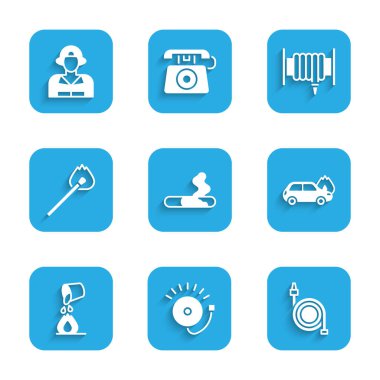 Sigarayı, alarm zilini, yangın hortumunu, yanan arabayı, yangın söndürme kovasını, kibriti ve itfaiyeci ikonunu hazırlayın. Vektör