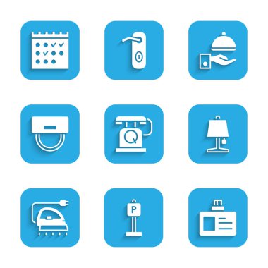 Telefon ahizesi, park yeri, kimlik kartı, masa lambası, elektrikli ütü, belboy şapkası tepsi ve otel takvim ikonu ile kaplı. Vektör