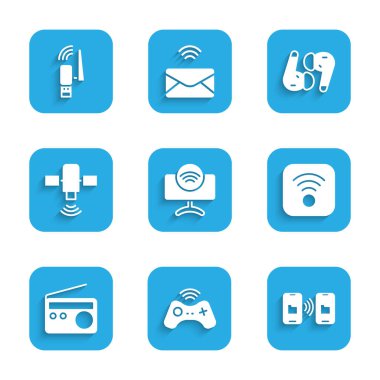 Akıllı TV sistemi, kablosuz oyun sahası, veri transferi ve depolama, kablosuz internet, radyo, uydu, hava kulaklığı ve Usb adaptör simgesini ayarlayın. Vektör