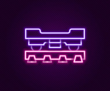 Parlayan neon hattı kargo vagonu simgesi siyah arka planda izole edildi. Yük vagonu. Demiryolu taşımacılığı. Renkli taslak konsepti. Vektör