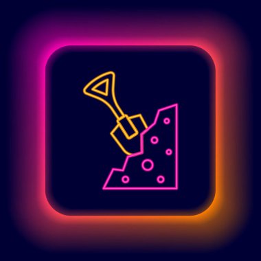 Parlayan neon hattı kürek ve taş ikonu siyah arka planda izole edildi. Bahçe aletleri. Bahçecilik, tarım, çiftçilik aleti. Renkli taslak konsepti. Vektör