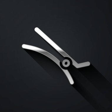 Siyah arkaplanda gümüş saç tokası simgesi var. Uzun gölge tarzı. Vektör