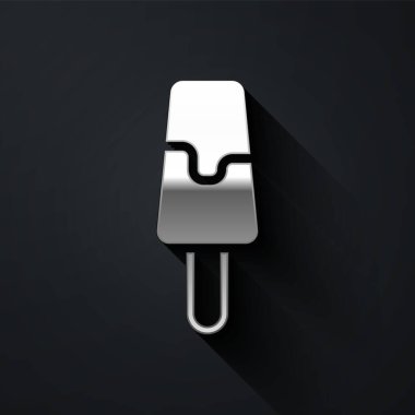 Siyah arka planda izole edilmiş gümüş dondurma ikonu. Güzel sembol. Uzun gölge tarzı. Vektör