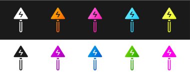 Siyah ve beyaz arkaplanda yüksek gerilim işareti simgesini ayır. Tehlike sembolü. Üçgendeki ok. Uyarı simgesi. Vektör