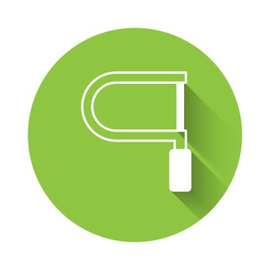 Beyaz Demir Testere simgesi uzun gölge arkaplanı ile izole edildi. Tahta ve metal testeresi. Yeşil daire düğmesi. Vektör