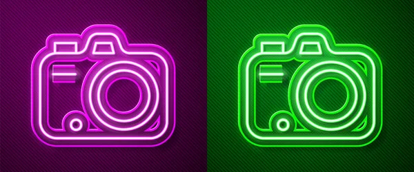Glödande Neon Line Fotokamera Ikon Isolerad Lila Och Grön Bakgrund — Stock vektor