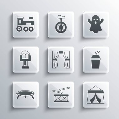 Davulları bagetlerle, sirk çadırıyla, kağıt cam suyla, perde yükselmesiyle, trambolinle, çekici atlıkarıncayla, oyuncak trenle ve hayalet ikonuyla ayarla. Vektör