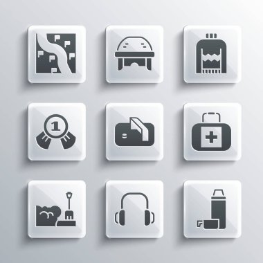 Kış kulaklıkları, termos kapları, ilk yardım çantası, buz hokeyi golü, kürek kar yığınları, madalya, güzergah konumu ve Noel süveteri ikonu. Vektör