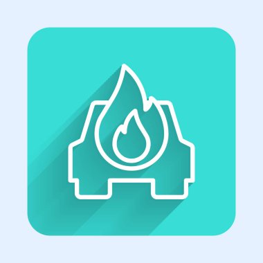 Beyaz çizgi yanan araba simgesi uzun gölge arkaplanı ile izole edildi. Araba yanıyor. Araba alev ve dumanla kaplanmış. Yeşil kare düğmesi. Vektör