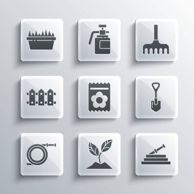 Bitki, bahçe hortumu ya da yangın hortumu, kürek, tohum dolu paket, çit ahşap, dikdörtgen taze çimen ve tırmık ikonu. Vektör