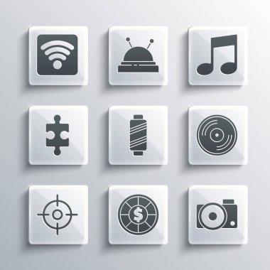 Kumarhane çipleri, fotoğraf makinesi, vinil disk, dikiş ipliği makarada, hedef sporu, bulmacanın bir parçası, kablosuz internet ağı ve müzik notası, ton simgesi. Vektör