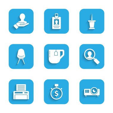 Çay poşetli bir fincan çay, zaman para, film, medya projektörü, arama yapan insanlar için büyüteç, yazıcı, ofis sandalyesi, iğne ve el simgesi. Vektör