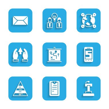 Planlama stratejisi kavramını ayarla, Kontrol Listeli Pano, Sahne Standı veya Tribün, Sohbet mesajları telefonu, Piramit grafik bilgisi, Büyüme süreci, Yerelleştirme ve Zarf simgesi. Vektör