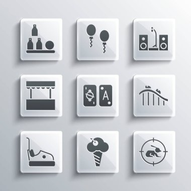 Dondurmayı waffle külahına koy, hedefli tavşan avla, hız treni, Tarot kartları, Bumper, bilet gişesi, şişe topu ve hoparlör ikonu. Vektör