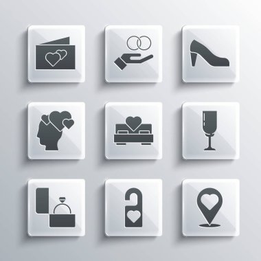 Lütfen rahatsız etmeyin. Kalple yer, bir kadeh şampanya, yatak odası, elmas nişan yüzüğü, baş, tebrik kartı ve kadın ayakkabı ikonu. Vektör