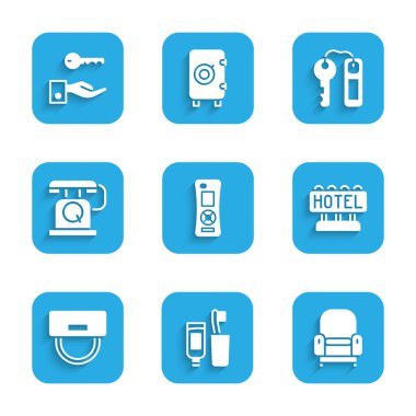 Uzaktan kumanda, diş fırçası ve diş macunu, Armchair, metin oteli imzalı pano, belboy şapkası, telefon ahizesi, kapı kilidi anahtarı ve simgeyi ayarla. Vektör
