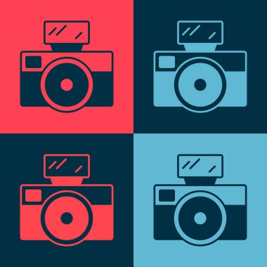 Flaşlı ışıklandırma ikonuna sahip Pop Art Photo kamera renk arkaplanında izole. Foto kamera. Dijital fotoğrafçılık. Vektör