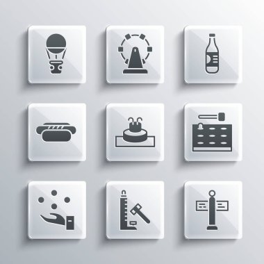 Çekiçli Striker cazibesi, trafik levhası, atari makinesi, çeşme, hokkabaz topu, Hotdog, hava balonu ve su ikonu. Vektör