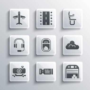 Uçak bileti, uçak hangarı, Bulut havası, uçak penceresi, yakıt tankeri, mikrofonlu kulaklık, uçak ve koltuk ikonu. Vektör