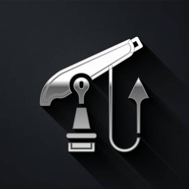 Gümüş Balıkçılık zıpkın simgesi siyah arka planda izole edildi. Suyun altında balık yakalamak için balıkçılık üreticileri. Su altı ekipmanları. Uzun gölge tarzı. Vektör