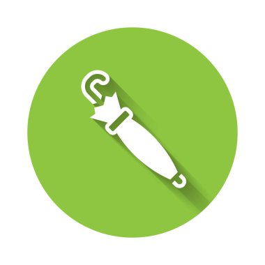 Beyaz Şemsiye simgesi uzun gölgeli izole edilmiş. Sigorta konsepti. Su geçirmez ikon. Koruma, güvenlik, güvenlik kavramı. Yeşil daire düğmesi. Vektör