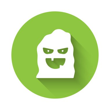 Cadılar Bayramı ikonu için uzun gölgeli beyaz komik ve korkutucu hayalet maskesi. Mutlu Cadılar Bayramı Partisi. Yeşil daire düğmesi. Vektör