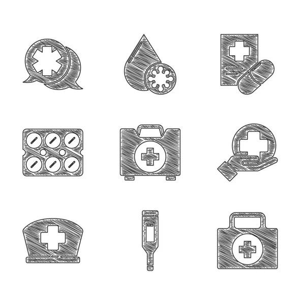 Set Botiquín de primeros auxilios, Termómetro digital médico, Médico cruzado, Sombrero de enfermera con cruz, Píldoras en blíster, icono del médico con receta y Diálogo. Vector — Archivo Imágenes Vectoriales