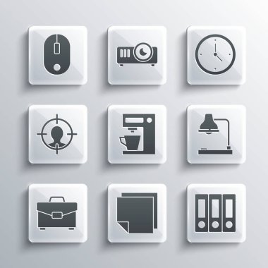 Posta etiketlerini, ofis dosyalarını, masa lambasını, kahve makinesini, evrak çantasını, kafa avlama konseptini, bilgisayar faresi ve saat simgesini ayarla. Vektör