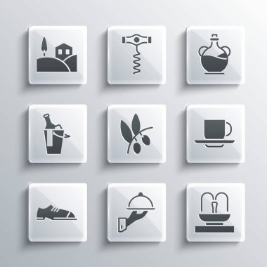 Tepsi tepsi, çeşme, kahve fincanı, zeytin dalı, erkek ayakkabısı, şişe şarap kovası, köy manzarası ve zeytinyağı ikonu ile kaplanmış. Vektör