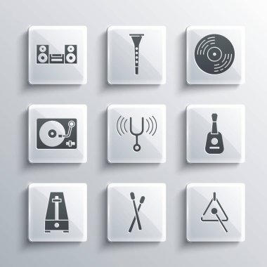 Bateri çubukları, Şeytan Üçgeni, Gitar, Müzikal ayar Çatalı, Sarkaçlı Metronom, Vinil çalar Vinil Disk, Ev Teybi ve Simgesi. Vektör