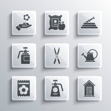 Gübre için bahçe spreyini, çiftlik evini, su bidonunu, bahçe yapımı el yapımı makası, tohum dolu tohum paketini, çiçek tutan eli ve yangın hortumu ikonunu hazırlayın. Vektör