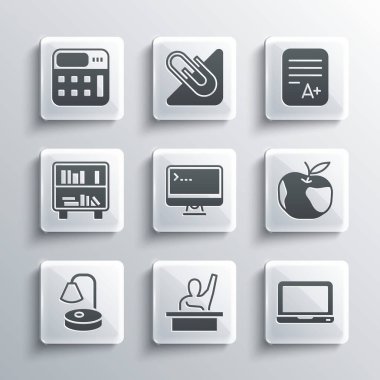 Erkek çocuğun elini kaldırın, laptop, Apple, bilgisayar monitörü, masa lambası, kitaplı raf, hesap makinesi ve sınav kağıdı artı not simgesi. Vektör