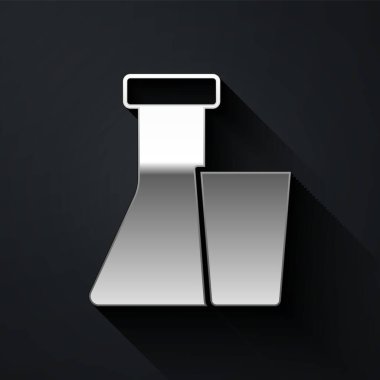 Siyah arka planda gümüş test tüpü ve kimyasal test ikonu izole edildi. Laboratuvar cam levhası. Uzun gölge tarzı. Vektör.