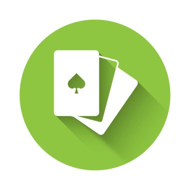 İskambil kâğıtlarından oluşan beyaz güverte uzun gölgeli izole edilmiş bir simge. Kumarhane kumarı. Yeşil daire düğmesi. Vektör.