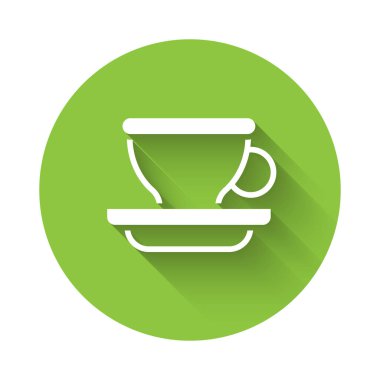 Uzun gölgeli beyaz kahve bardağı ikonu. Çay fincanı. Sıcak içecek kahvesi. Yeşil daire düğmesi. Vektör.