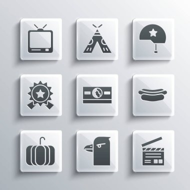 Eagle Head, Movie clapper, Hotdog sandviçi, Stacks kağıt para, Balkabağı, Yıldız Madalyası, Retro TV ve Askeri miğfer ikonu. Vektör