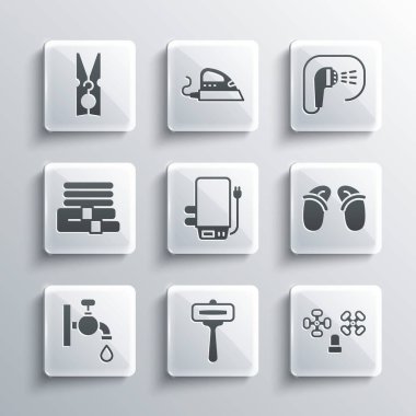 Traş bıçağı, su musluğu, parmak arası terlik, elektrikli kazan, havlu yığını, elbise iğnesi ve duş ikonu. Vektör