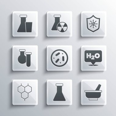 Test tüpü ve matara, havan topu, H2O için kimyasal formül, bakterili Petri kabı ve virüs ikonundan koruma kalkanı hazırlayın. Vektör