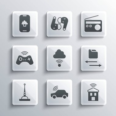 Smart araba sistemini ayarla, wi-fi, transfer dosyaları, ağ bulut bağlantıları, anten, kablosuz oyun alanı, bulut teknolojisi verileri ve radyo ikonu olan ev. Vektör