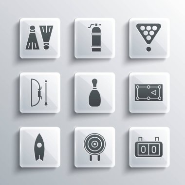 Hedef sporu, spor mekanik skorbordu, bilardo masası, bovling pimi, sörf tahtası ve ok kılıfı, yüzme için lastik yüzgeçler ve üçgen top rafı ikonu. Vektör