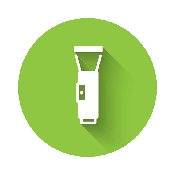 Fehér zseblámpa ikon elszigetelt hosszú árnyék háttér. Zöld kör gomb. Vektor — Stock Vector