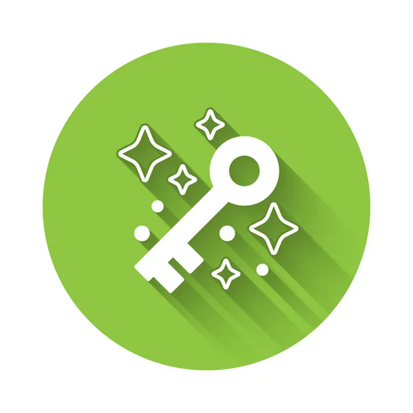 Witte Oude magische sleutel pictogram geïsoleerd met lange schaduw achtergrond. Groene cirkel knop. Vector — Stockvector